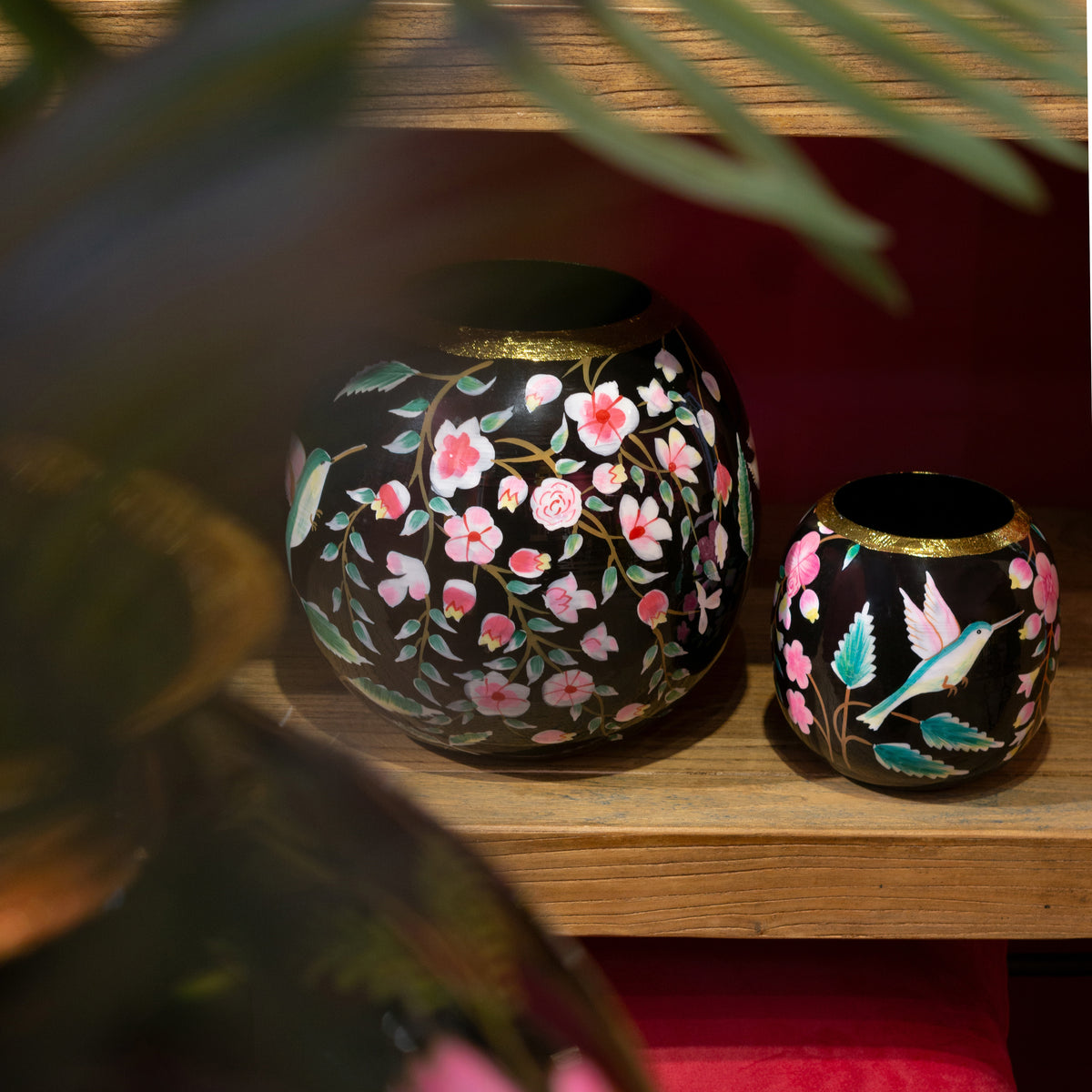 Vase round handpainted w/blossom black enamel IR 24x24x24